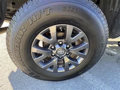 2020 Toyota Tacoma SR5 V6   - Photo 16 - Santa Rosa, CA 95404