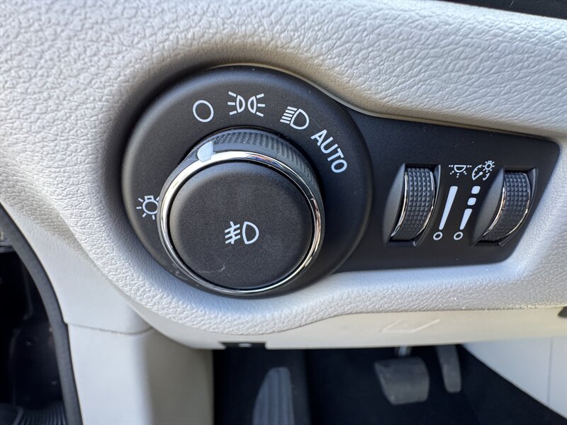 2017 Chrysler Pacifica Limited - Photo 32