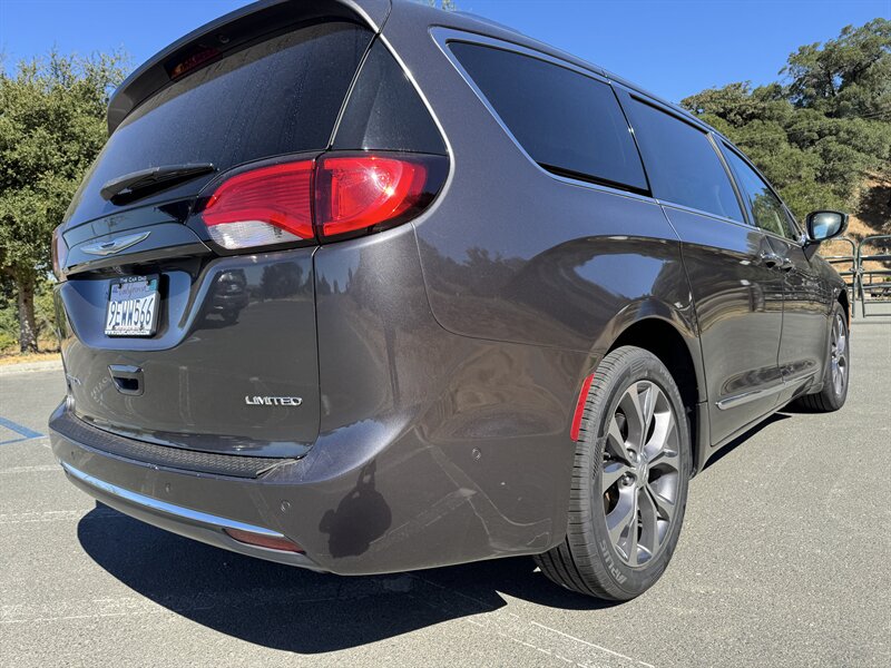 2017 Chrysler Pacifica Limited - Photo 11