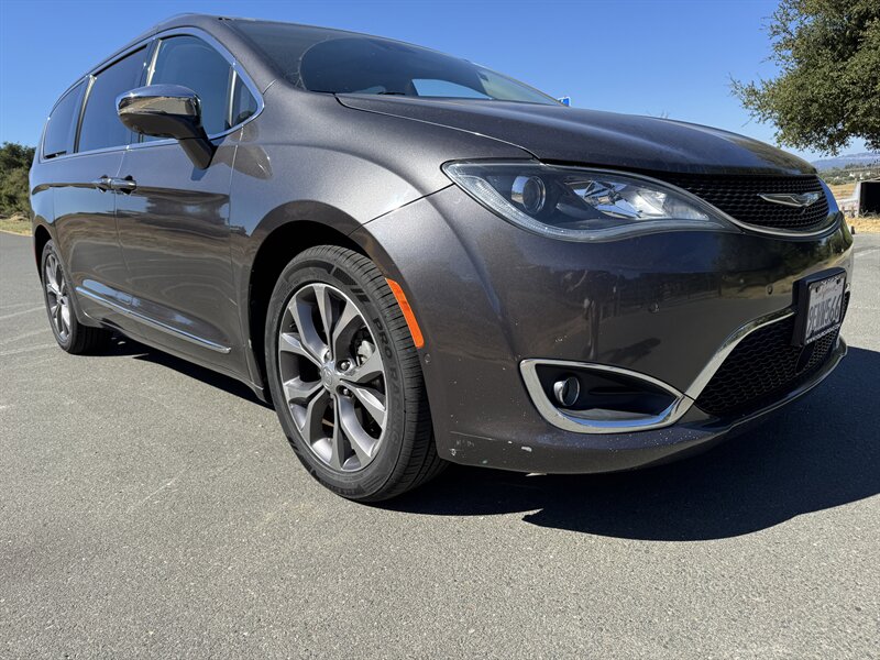 2017 Chrysler Pacifica Limited - Photo 10