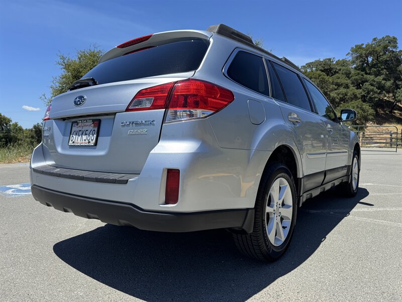 2013 Subaru Outback Premium - Photo 11