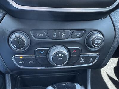 2020 Jeep Cherokee Latitude Plus   - Photo 18 - Santa Rosa, CA 95404