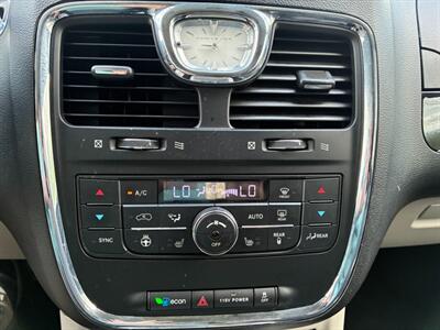 2015 Chrysler Town and Country Limited   - Photo 12 - Winchester, VA 22601