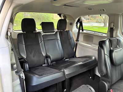 2015 Chrysler Town and Country Limited   - Photo 13 - Winchester, VA 22601