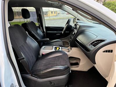 2015 Chrysler Town and Country Limited   - Photo 5 - Winchester, VA 22601