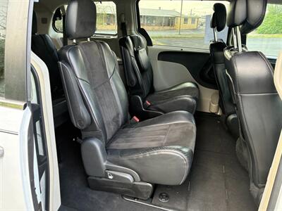 2015 Chrysler Town and Country Limited   - Photo 14 - Winchester, VA 22601