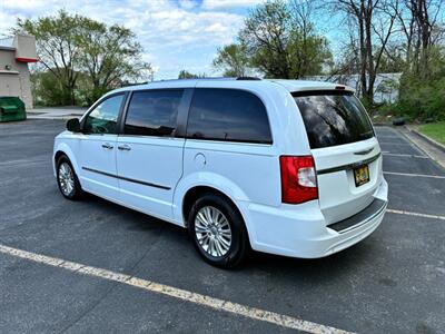 2015 Chrysler Town and Country Limited   - Photo 7 - Winchester, VA 22601