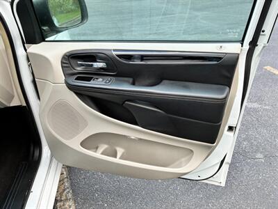 2015 Chrysler Town and Country Limited   - Photo 9 - Winchester, VA 22601