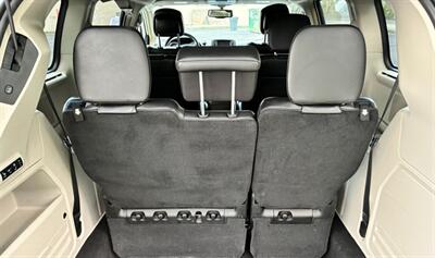 2015 Chrysler Town and Country Limited   - Photo 10 - Winchester, VA 22601