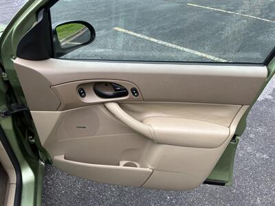 2007 Ford Focus ZX4 S - Photo 10 - Winchester, VA 22601