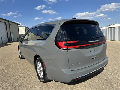2025 Chrysler Pacifica Select   - Photo 2 - Amarillo, TX 79109