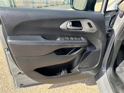 2025 Chrysler Pacifica Select   - Photo 9 - Amarillo, TX 79109