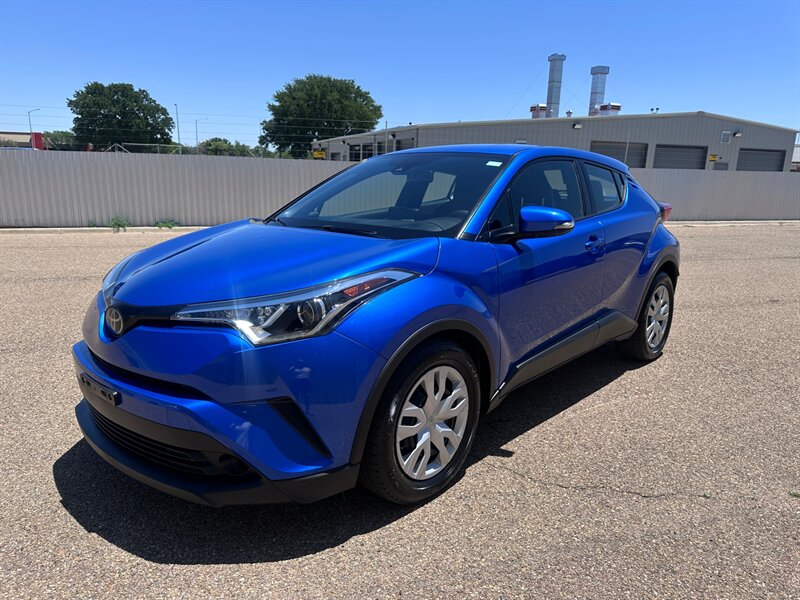 2019 Toyota C-HR LE's photo