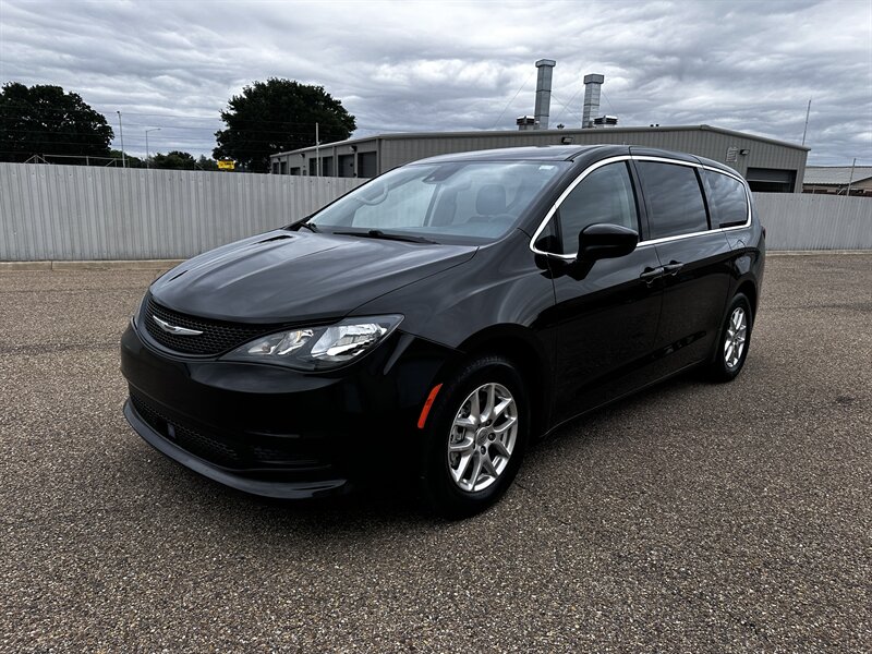 2024 Chrysler Voyager LX   - Photo 1 - Amarillo, TX 79109
