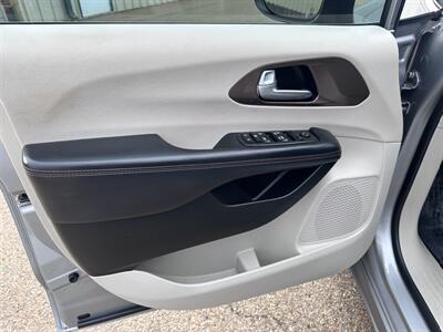 2017 Chrysler Pacifica Touring   - Photo 8 - Amarillo, TX 79109