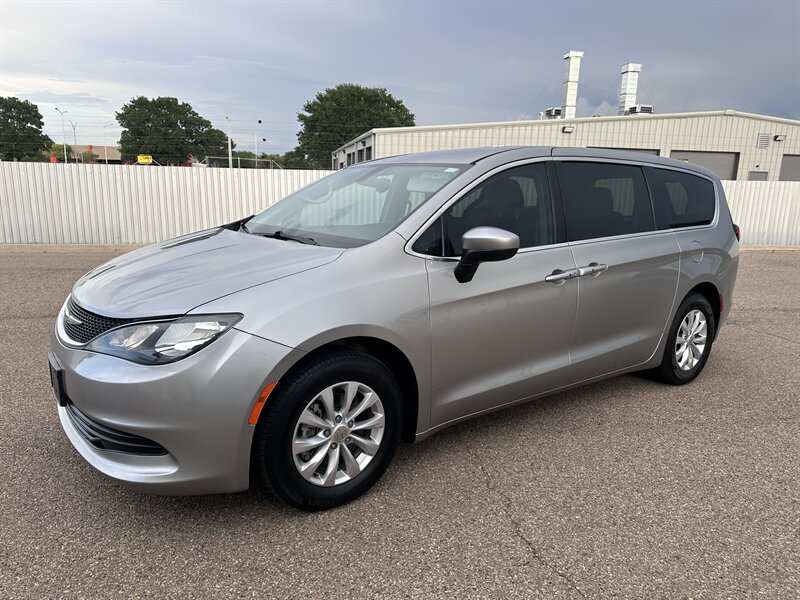 2017 Chrysler Pacifica Touring's photo