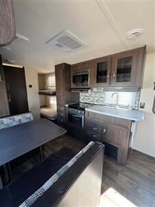 2018 FOREST RIVER WILDWOOD 201BHXL   - Photo 11 - Knightdale, NC 27545