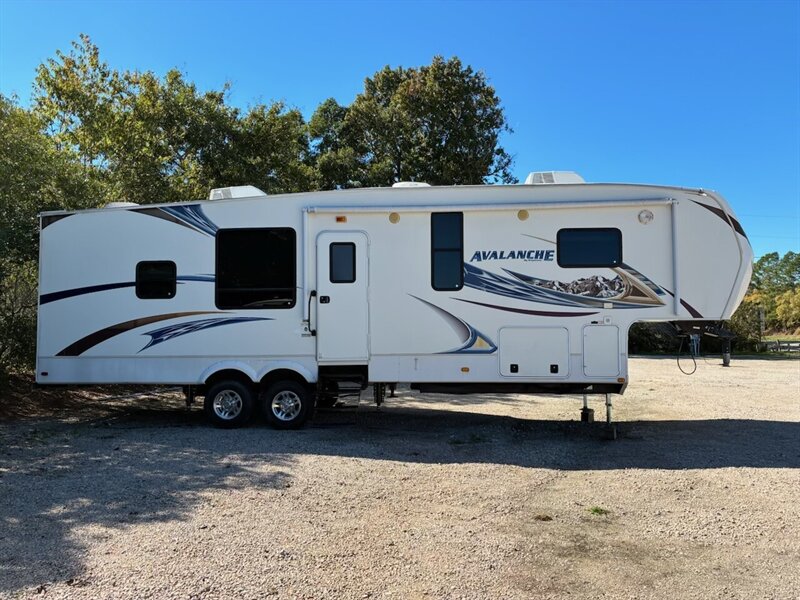 2012 KEYSTONE AVALANCHE 320RK  