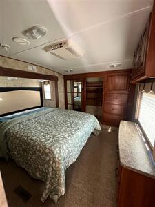 2012 KEYSTONE AVALANCHE 320RK   - Photo 11 - Knightdale, NC 27545