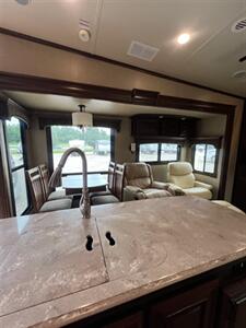 2014 Jayco PINNACLE 31 RETS   - Photo 10 - Knightdale, NC 27545