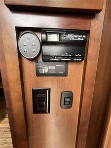 2014 Jayco PINNACLE 31 RETS   - Photo 27 - Knightdale, NC 27545