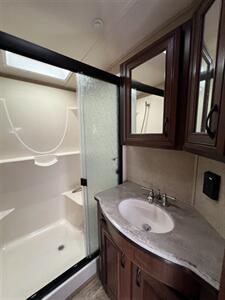 2014 Jayco PINNACLE 31 RETS   - Photo 4 - Knightdale, NC 27545