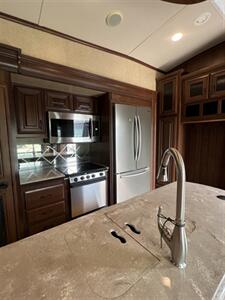 2014 Jayco PINNACLE 31 RETS   - Photo 17 - Knightdale, NC 27545