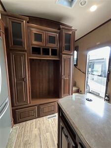 2014 Jayco PINNACLE 31 RETS   - Photo 9 - Knightdale, NC 27545