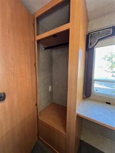 2005 JAYCO GREYHAWK 30GS   - Photo 9 - Knightdale, NC 27545