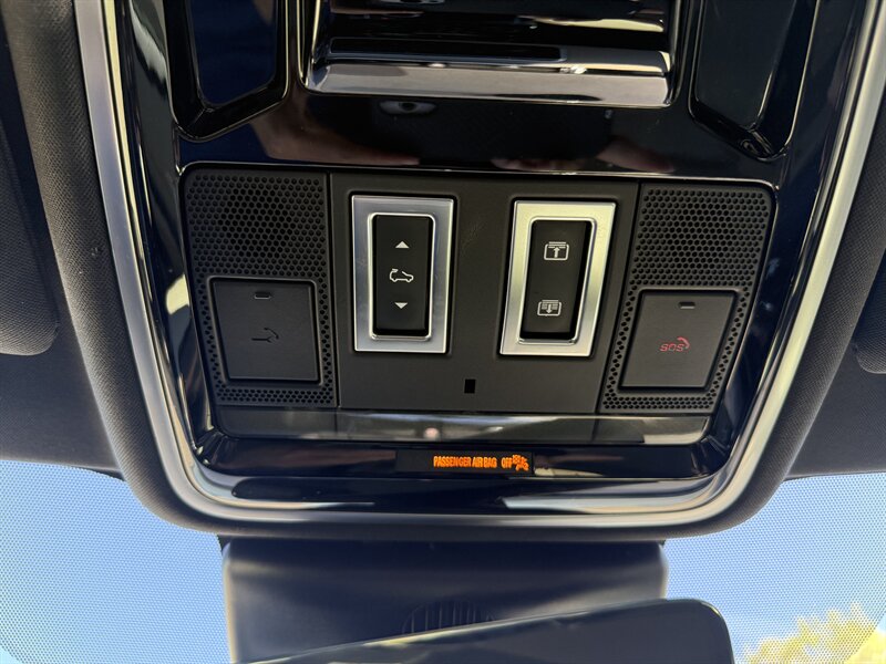 2018 Land Rover Range Rover Velar R-Dynamic SE photo 33