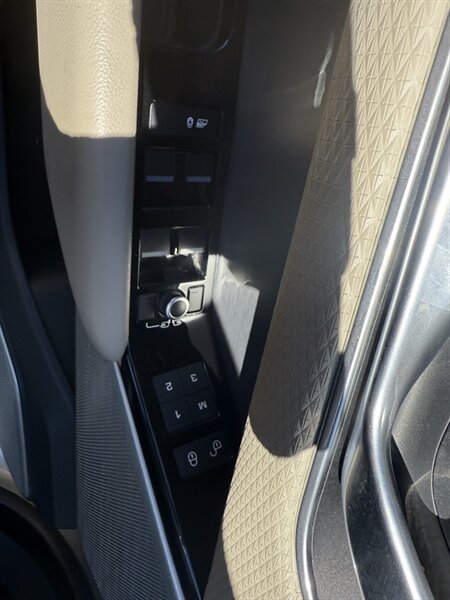 2018 Land Rover Range Rover Velar R-Dynamic SE photo 23