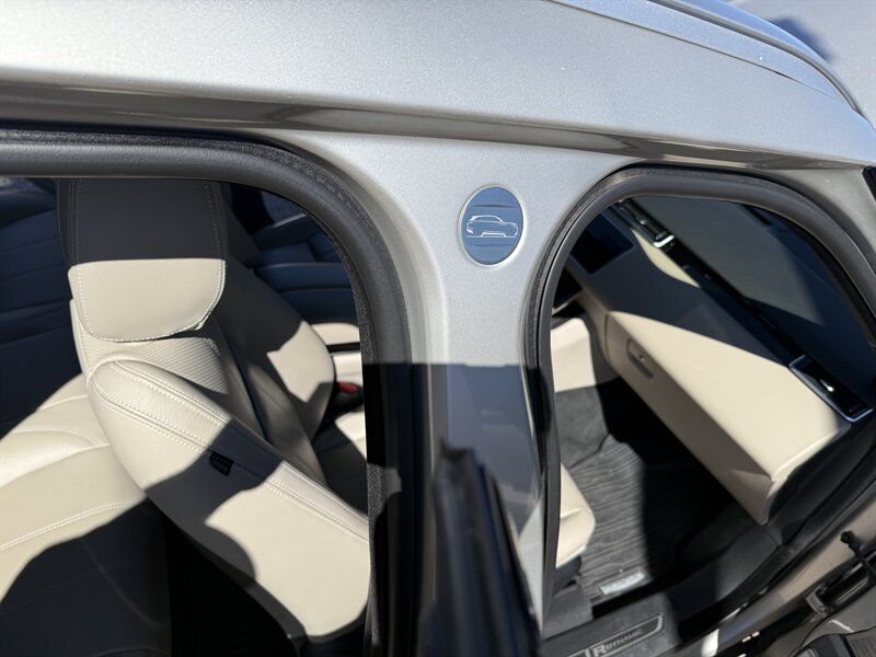 2018 Land Rover Range Rover Velar R-Dynamic SE photo 19