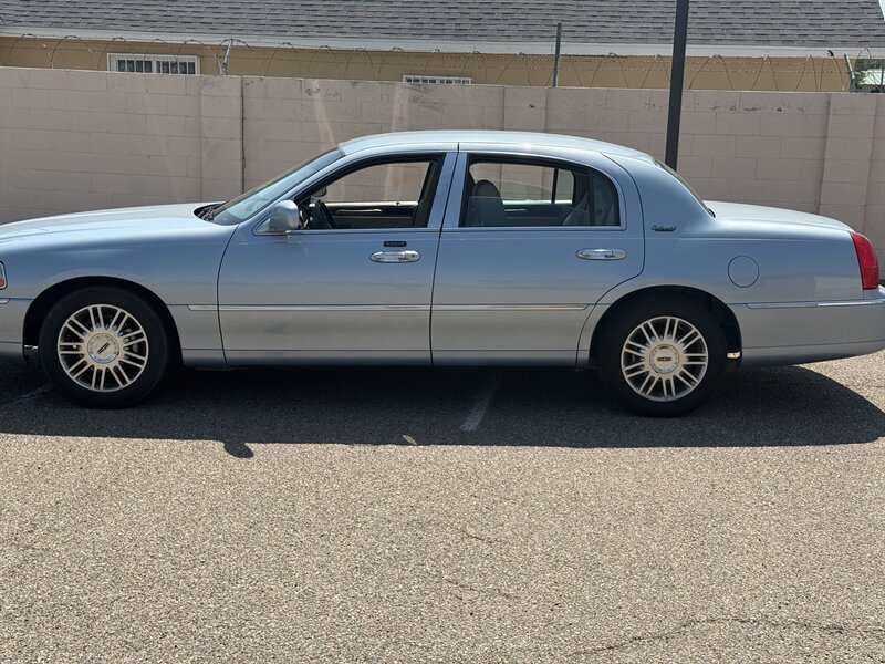 2011 Lincoln Town Car Signature Limited photo 40