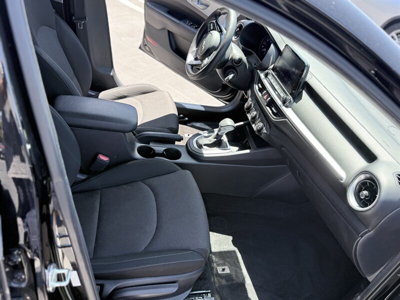 2022 Kia Forte LXS - Photo 13 - Orange, CA 92867