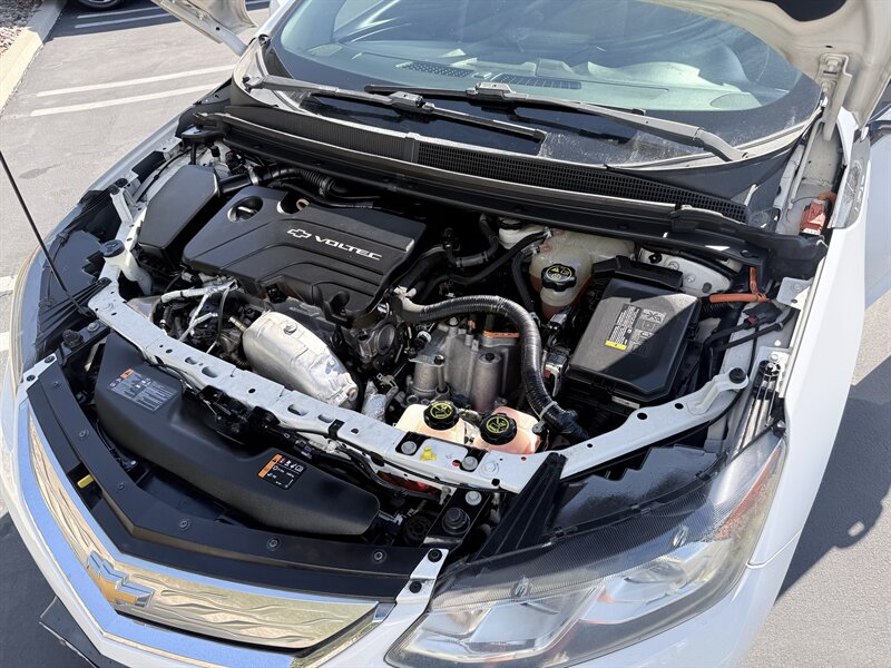 2017 Chevrolet Volt 2LT Plug-in Hybrid - Photo 14 - Orange, CA 92867