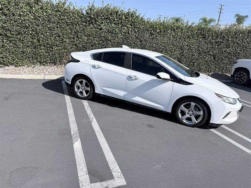 2017 Chevrolet Volt 2LT Plug-in Hybrid - Photo 6 - Orange, CA 92867