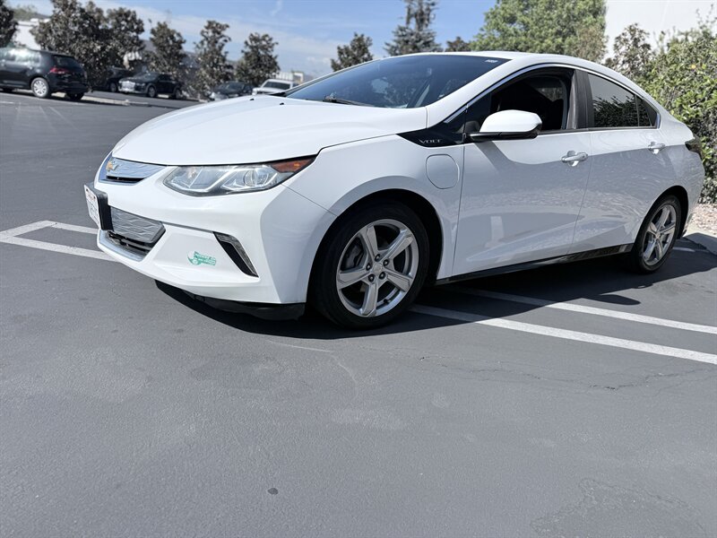 2017 Chevrolet Volt 2LT Plug-in Hybrid - Photo 8 - Orange, CA 92867