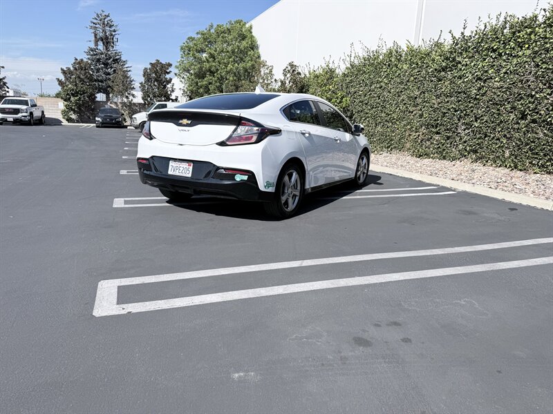 2017 Chevrolet Volt 2LT Plug-in Hybrid - Photo 13 - Orange, CA 92867