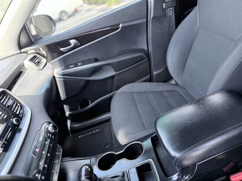 2016 Kia Sorento LX - Photo 12 - Orange, CA 92867