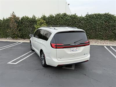 2021 Chrysler Pacifica Hybrid Touring L   - Photo 11 - Orange, CA 92867