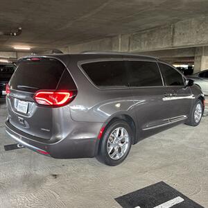 2017 Chrysler Pacifica Limited   - Photo 2 - Orange, CA 92867