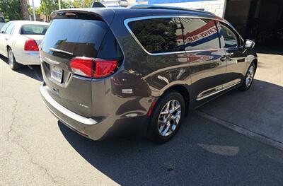 2017 Chrysler Pacifica Limited   - Photo 9 - Orange, CA 92867