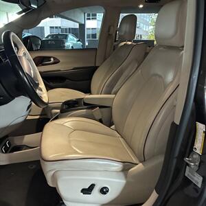 2017 Chrysler Pacifica Limited   - Photo 23 - Orange, CA 92867