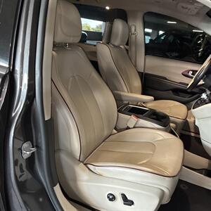 2017 Chrysler Pacifica Limited   - Photo 28 - Orange, CA 92867