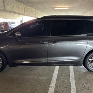 2017 Chrysler Pacifica Limited   - Photo 4 - Orange, CA 92867