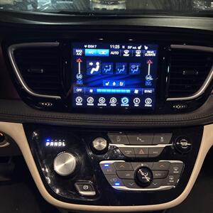 2017 Chrysler Pacifica Limited   - Photo 38 - Orange, CA 92867