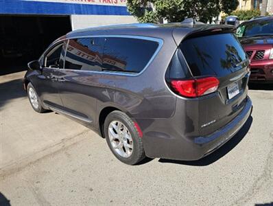 2017 Chrysler Pacifica Limited   - Photo 11 - Orange, CA 92867
