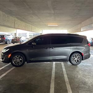 2017 Chrysler Pacifica Limited   - Photo 5 - Orange, CA 92867