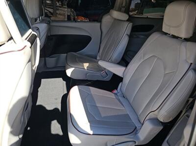2017 Chrysler Pacifica Limited   - Photo 14 - Orange, CA 92867