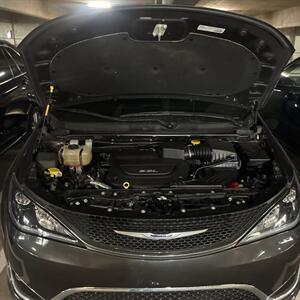 2017 Chrysler Pacifica Limited   - Photo 6 - Orange, CA 92867